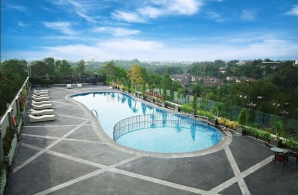 Platinum Hotel & Convention Hall Balikpapan Exterior foto