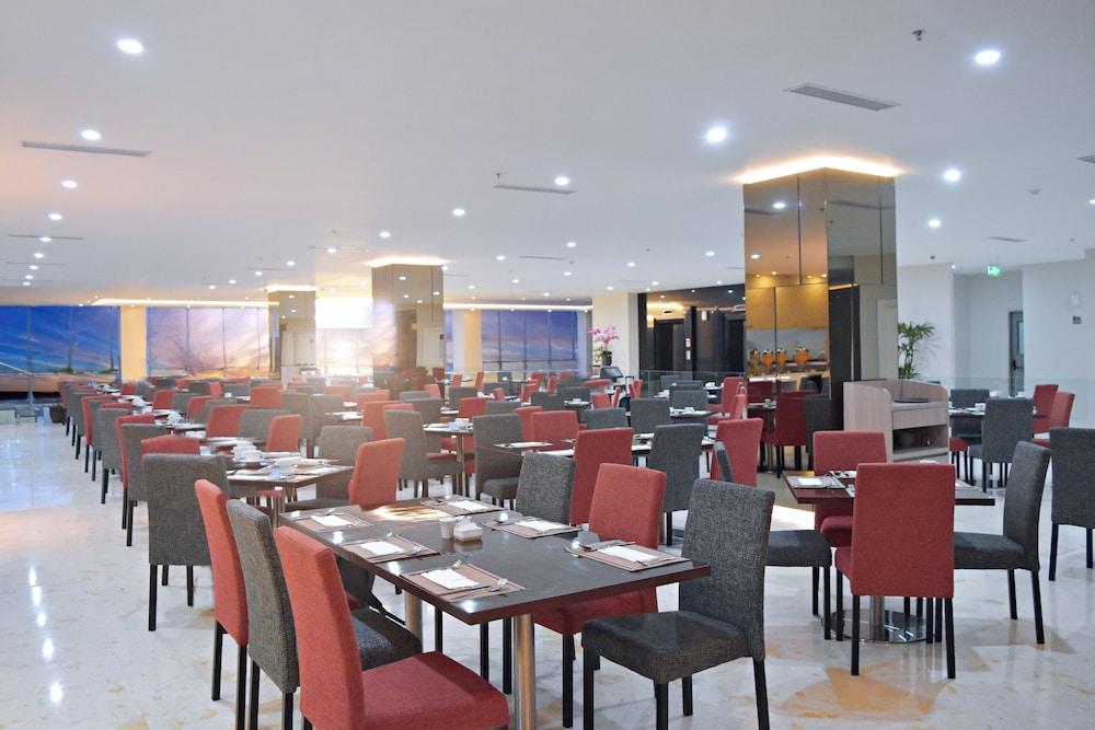 Platinum Hotel & Convention Hall Balikpapan Exterior foto