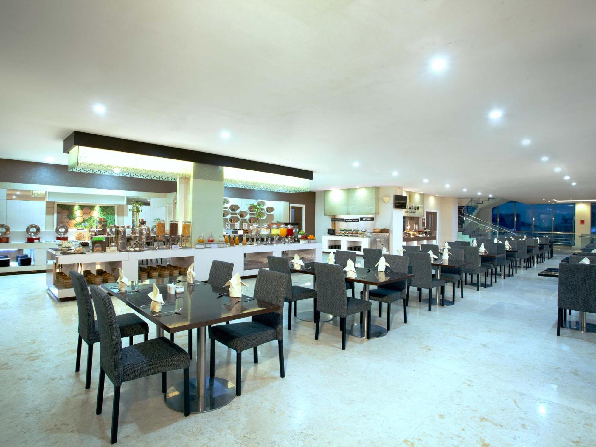 Platinum Hotel & Convention Hall Balikpapan Exterior foto