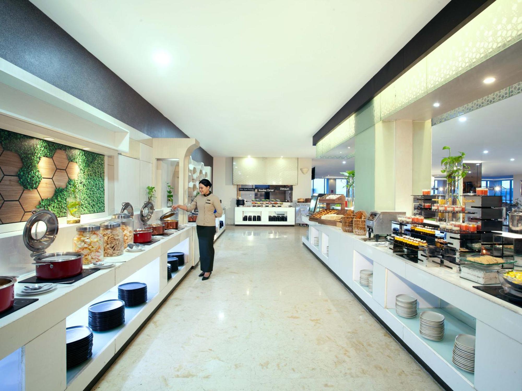 Platinum Hotel & Convention Hall Balikpapan Exterior foto
