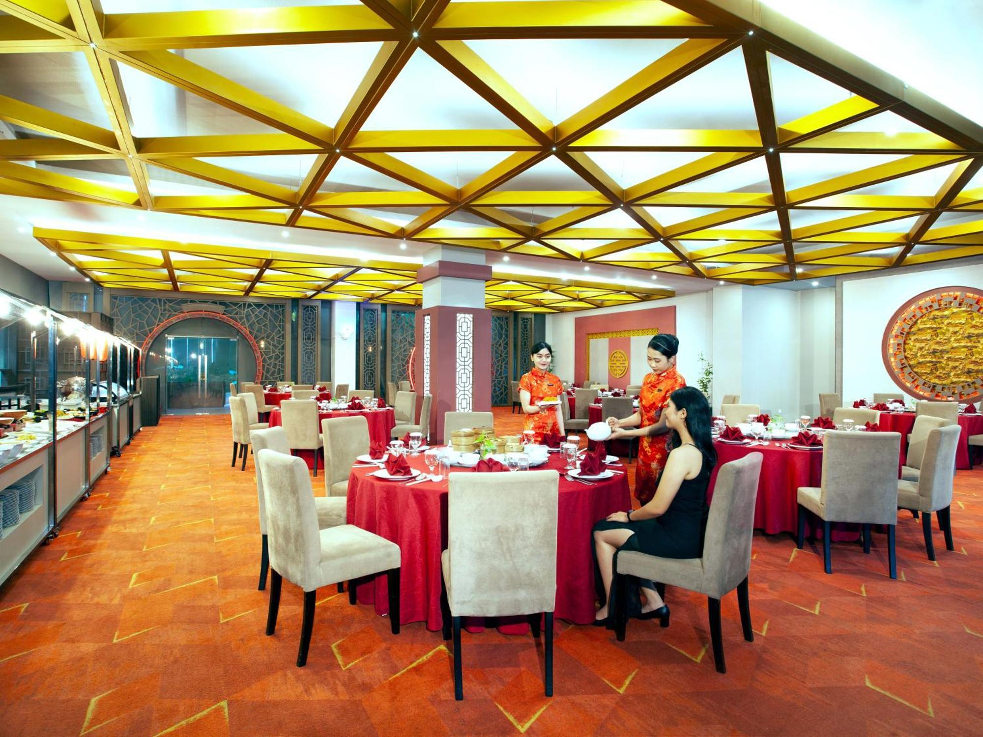 Platinum Hotel & Convention Hall Balikpapan Exterior foto