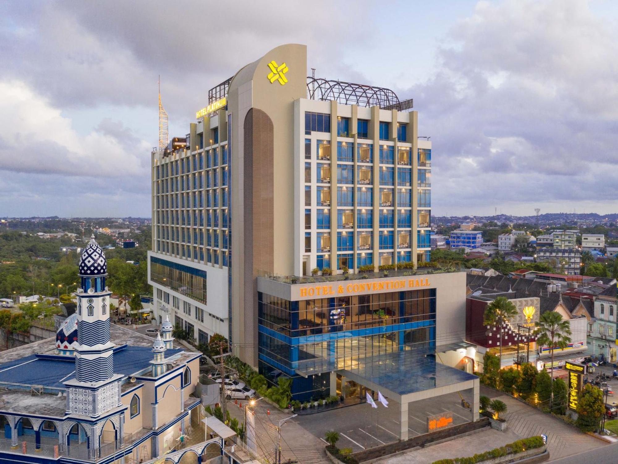 Platinum Hotel & Convention Hall Balikpapan Exterior foto
