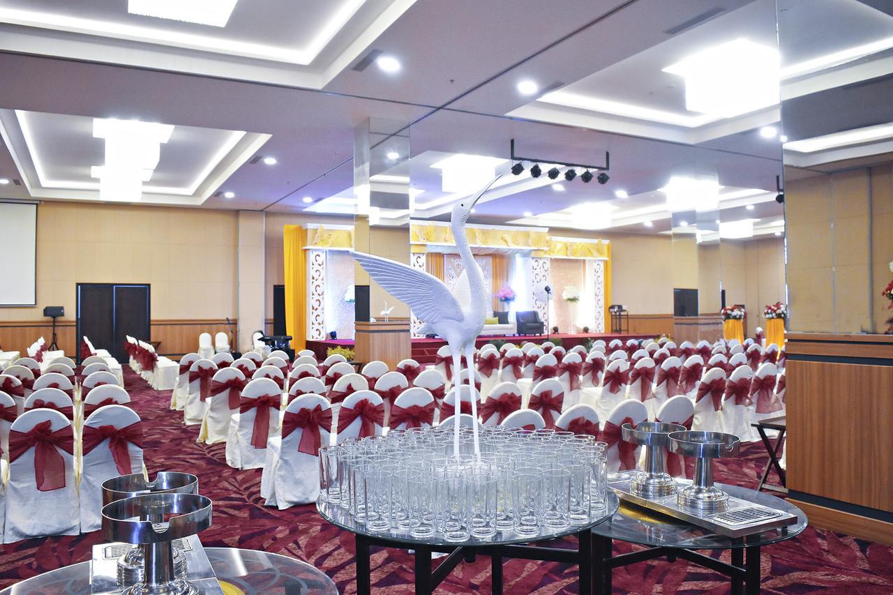 Platinum Hotel & Convention Hall Balikpapan Exterior foto