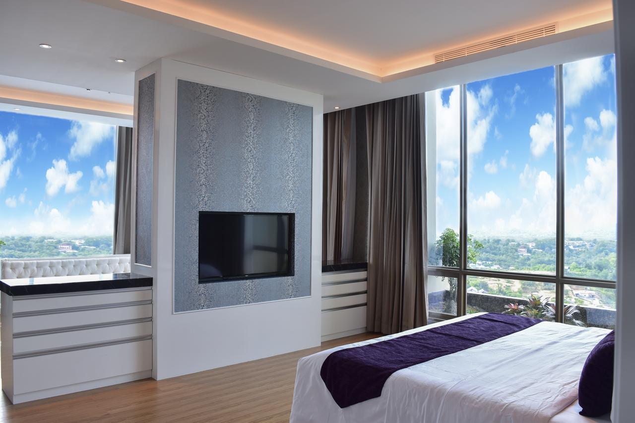 Platinum Hotel & Convention Hall Balikpapan Exterior foto