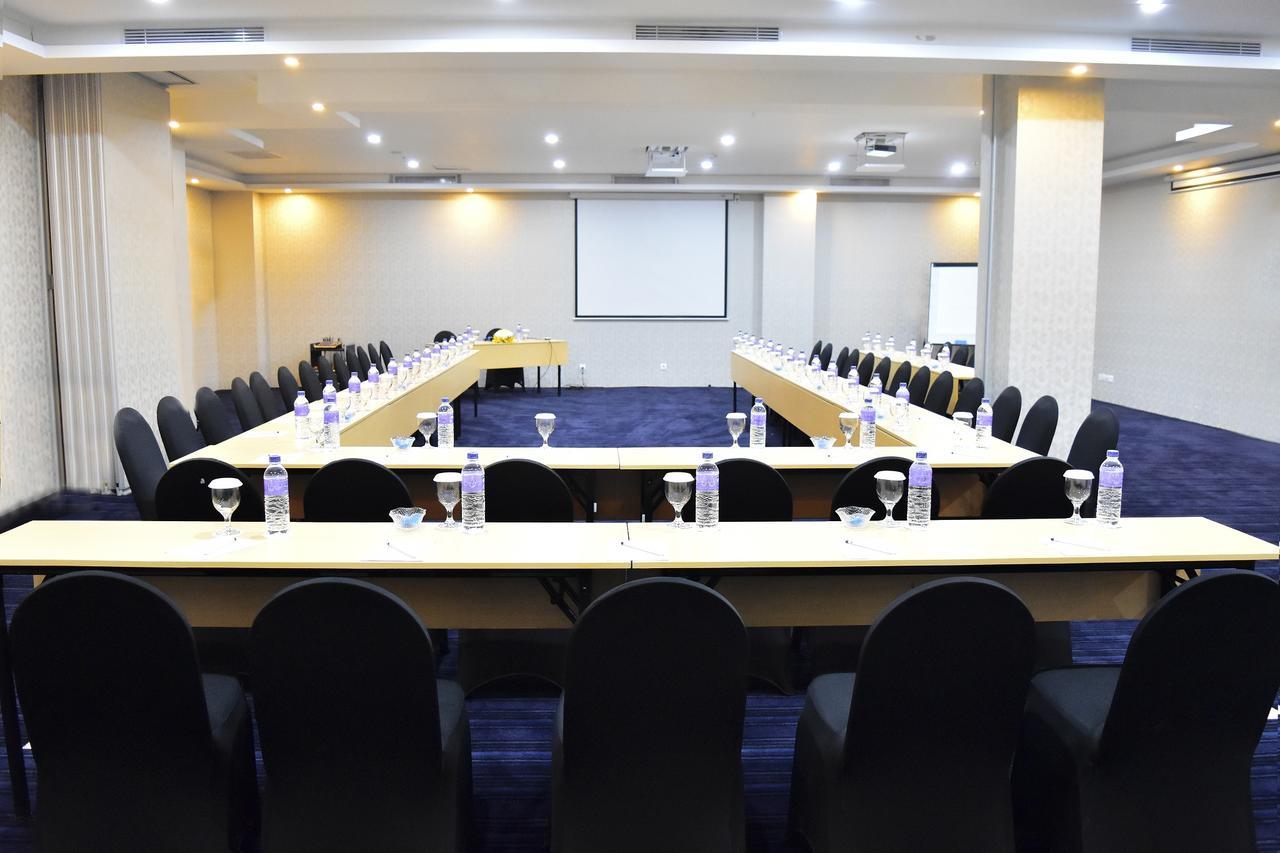 Platinum Hotel & Convention Hall Balikpapan Exterior foto